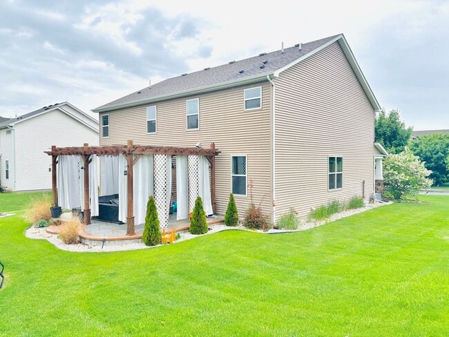 Building Photo - ONE OF A KIND 5bed/4bath!  *HOME THEATER* ...