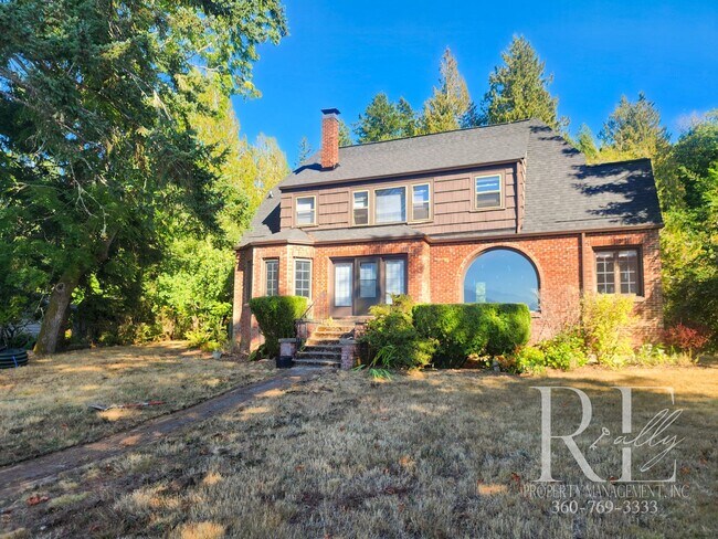 Building Photo - Waterfront Tudor | Private, Vintage Charm with Casita