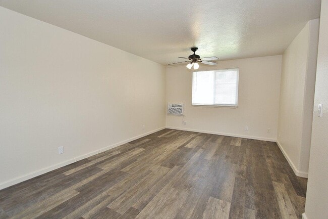 Building Photo - 527 N Moffatt Ave