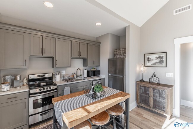 Building Photo - 32 Hillcrest Ave NW