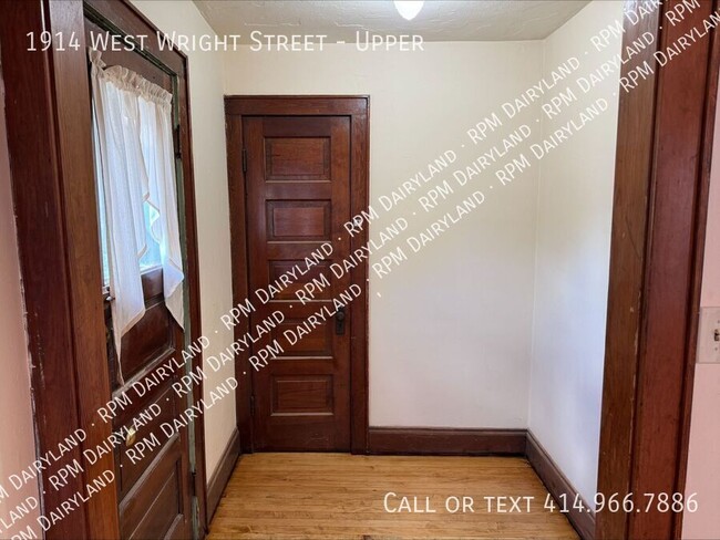 Building Photo - Classic 2-Bedroom Apartment with Old-World...