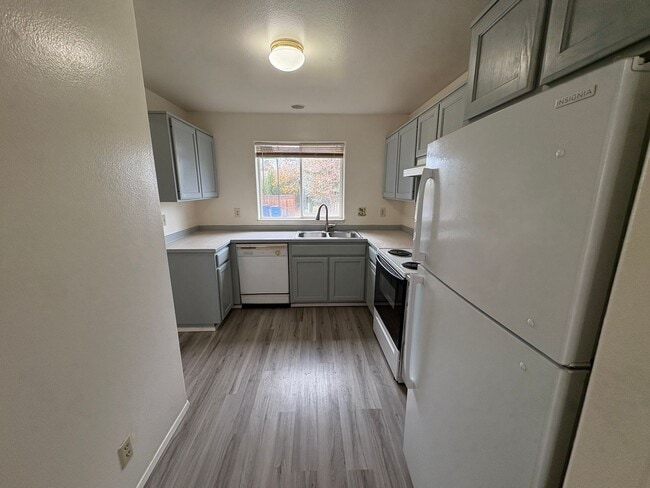Building Photo - CHECK OUT THIS COZY 3 BEDROOM, 2.5 BATH TO...