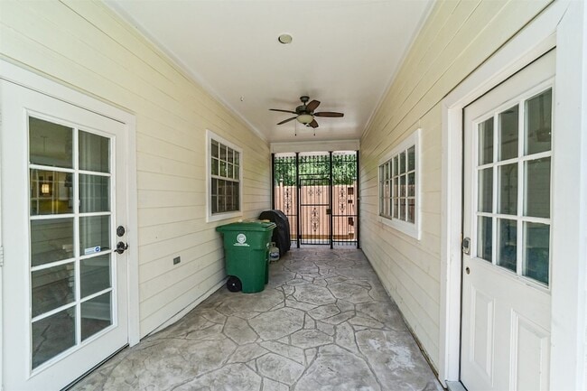 Building Photo - 9660 Fairdale Ln