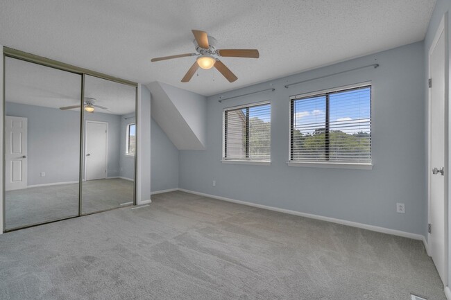 Building Photo - Ready NOW! 1 Block from the Bay! Pet Frien...