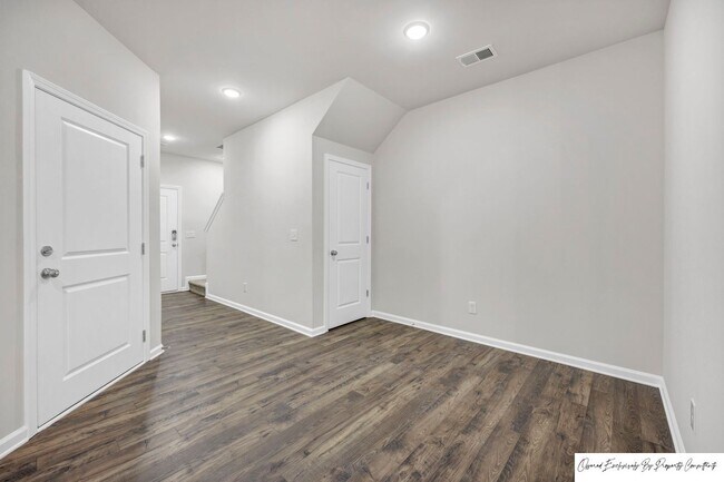 Building Photo - STUNNING TOWNHOME IN NORTHEAST COLUMBIA