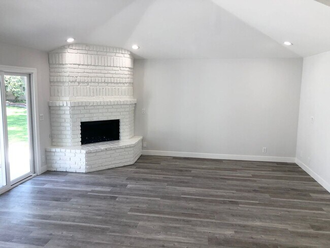 Building Photo - 3 Bed 2 Bath Single Family Home in Eastbluff