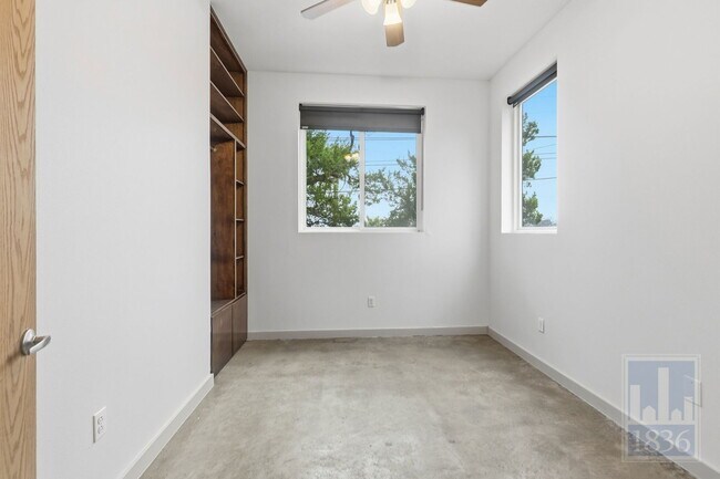 Building Photo - 1520 Parker Ln