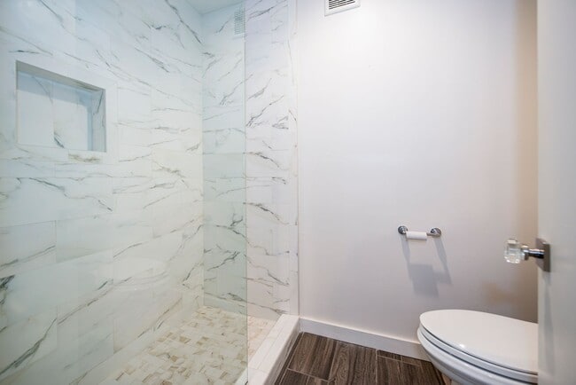 Building Photo - 2bed/2bath Condo in the Heart of Coast Village!