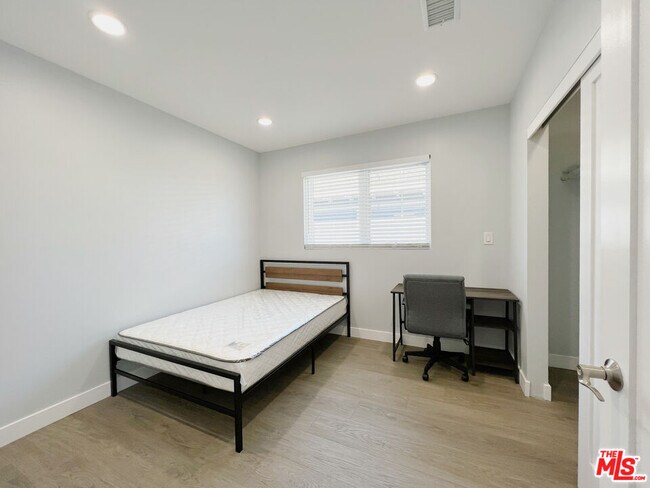 Building Photo - 2641 S Budlong Ave