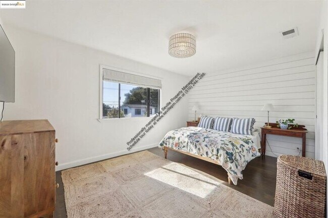 Building Photo - 3360 Arizona St