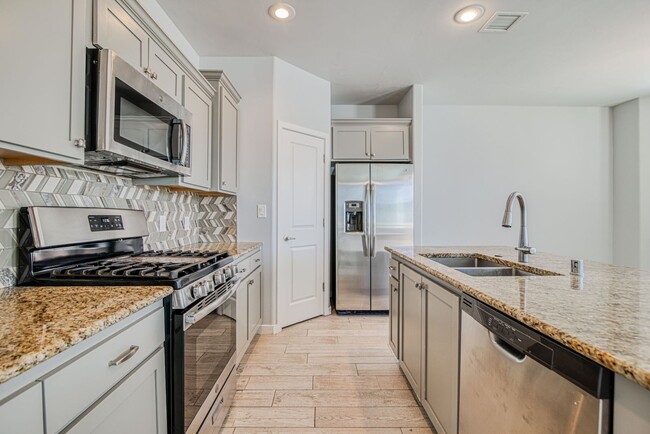 Building Photo - Beautiful 4 bed/2.5 baths in the desirable...