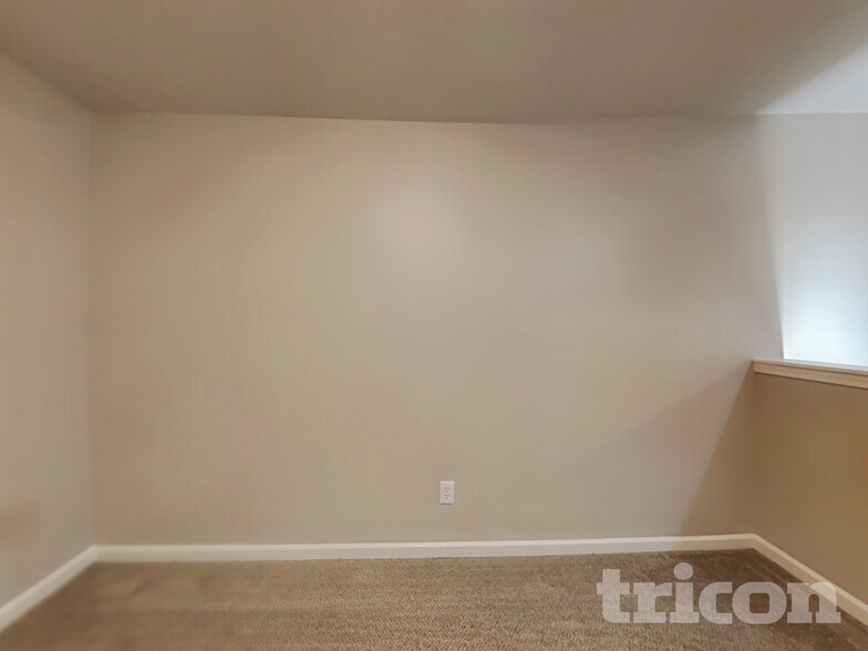 Building Photo - 4037 Dover Downs Dr