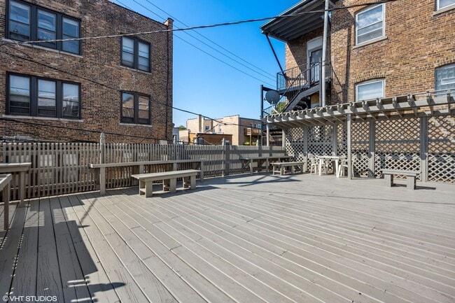 Building Photo - 1233 W North Shore Ave