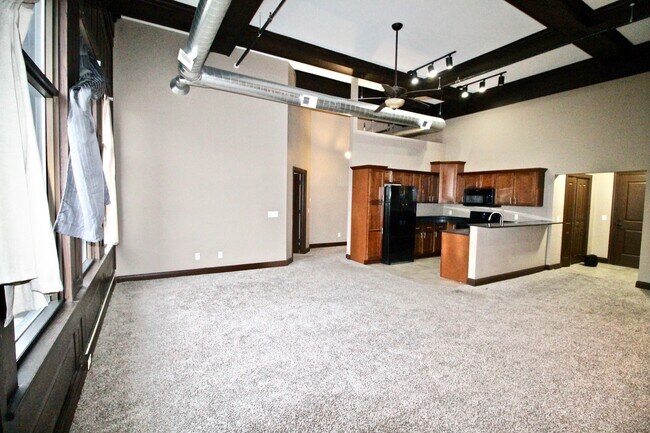 Building Photo - 400 N Main St