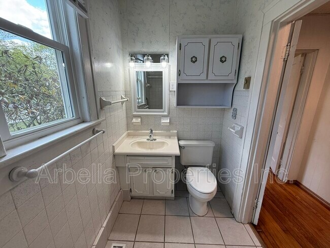 Building Photo - 703 E Unaka Ave