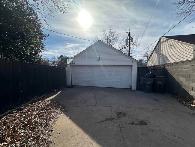 Building Photo - 2409 Ellingham