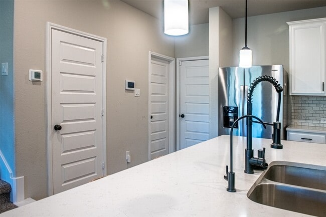 Building Photo - 16018 Oregon Oak Dr