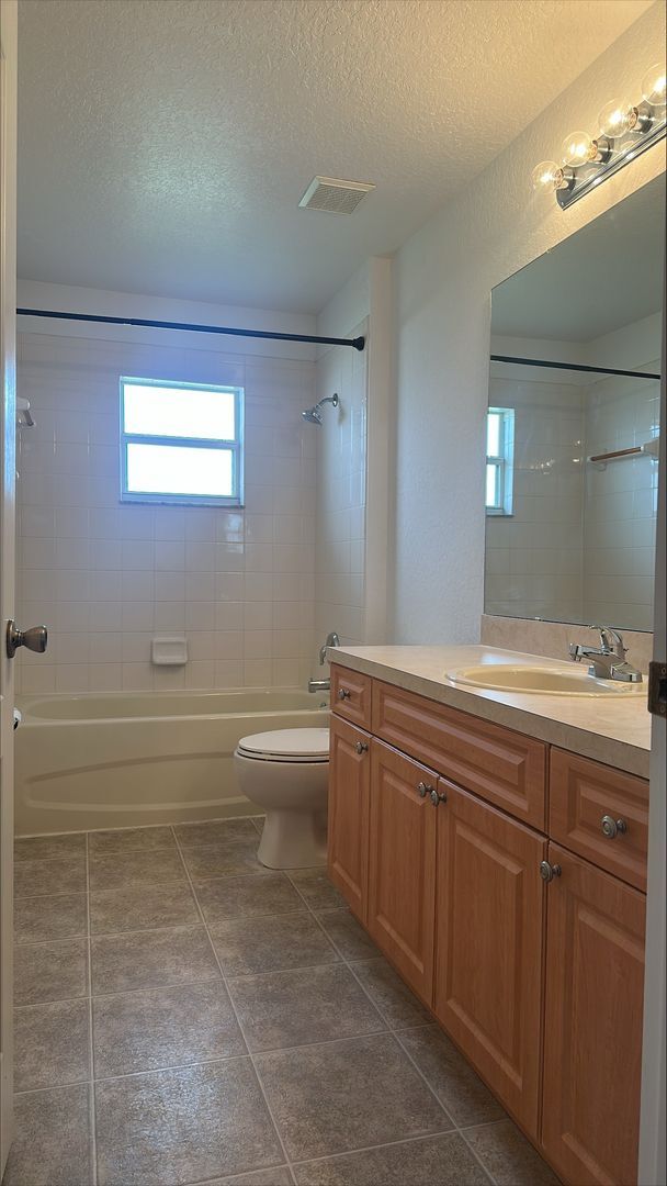 Building Photo - Spacious 4 bed 2 bath, 2 car garage with fenced-in backyard in Poinciana Neighborhood