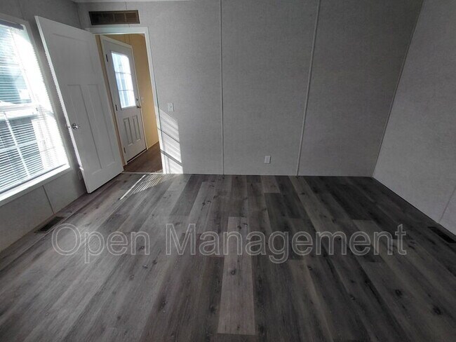 Building Photo - 301 Mantle Ave