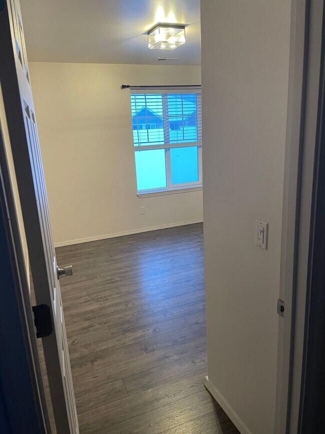 Building Photo - Spacious and well-maintained 3-bedroom, 2-bathroom condo