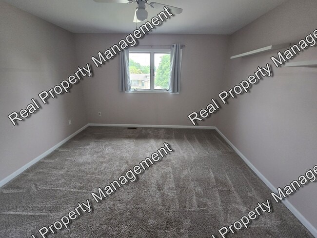 Building Photo - Three Bedroom Townhome