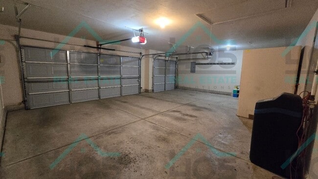 Building Photo - Lovley 4 Bedroom Plus an Office