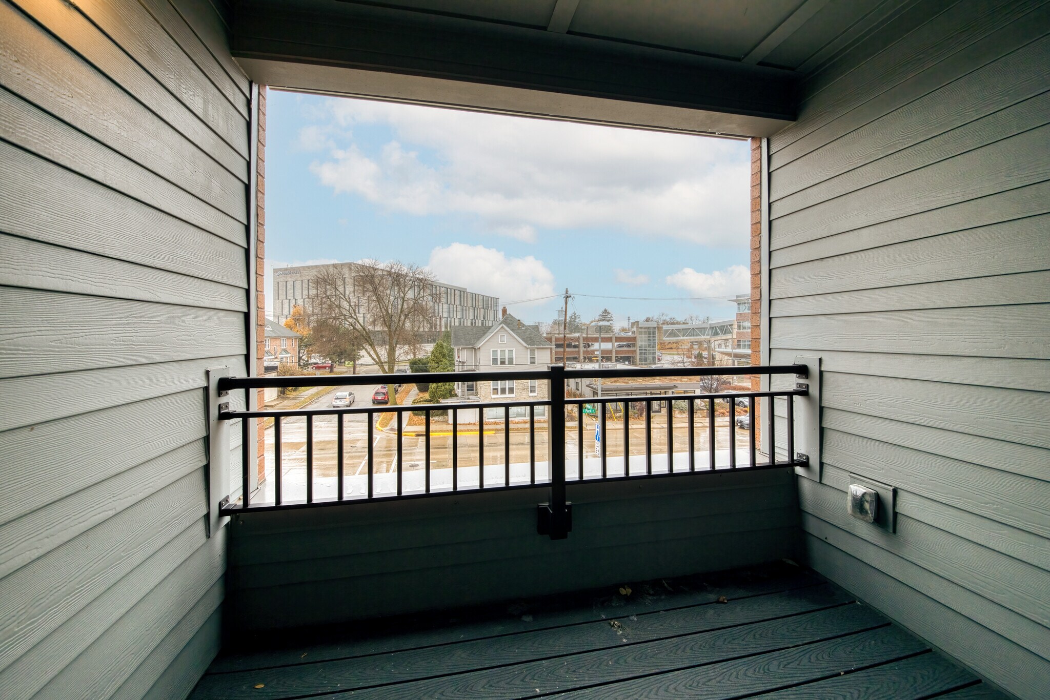 Building Photo - 1121 S Park St