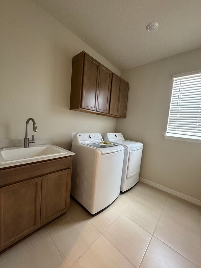 Building Photo - 5555 Settlingstone Ln