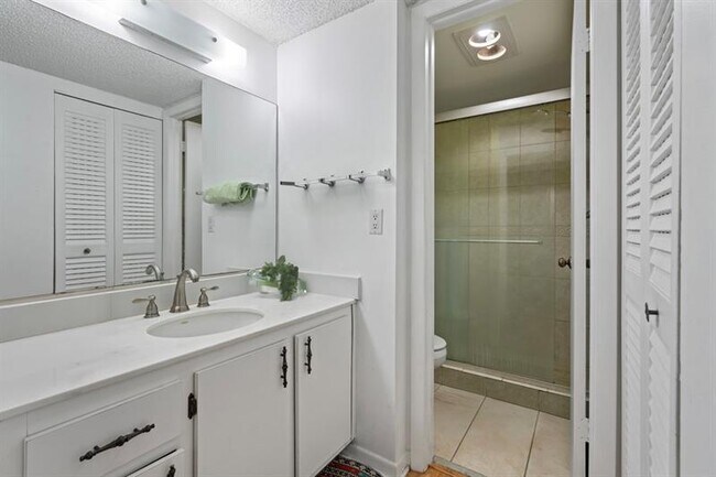 Building Photo - 6075 N Sabal Palm Blvd