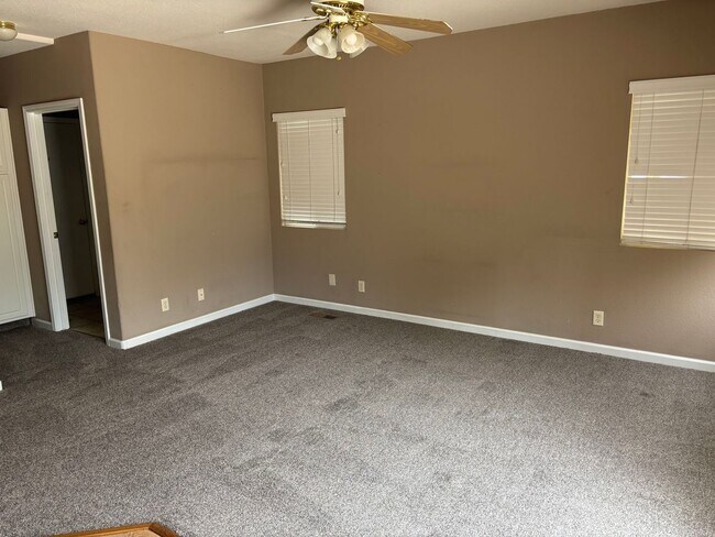 Building Photo - 4 bedroom 2.5 bath in NW Suburban Reno