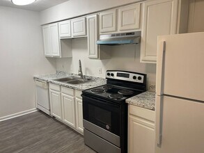 Building Photo - Modern 2-Bed, 1-Bath Oasis with Central Ai...