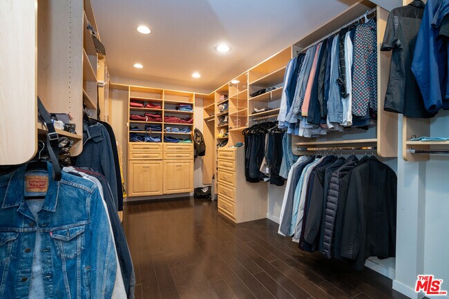Building Photo - 3865 Buena Park Dr