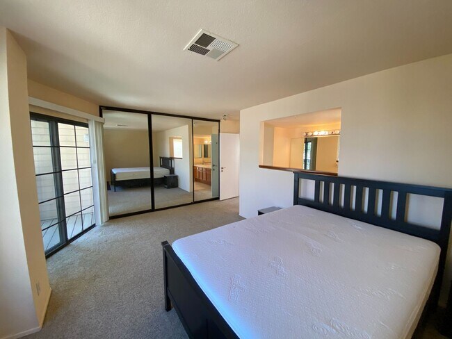 Building Photo - Spacious Townhome in University City for Rent!