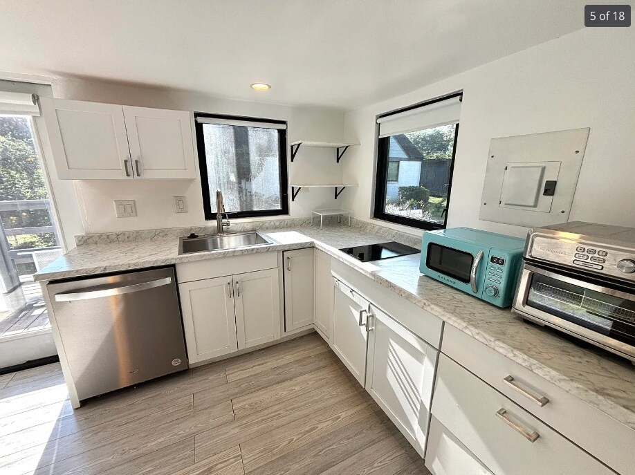 Building Photo - 542 Yale Dr