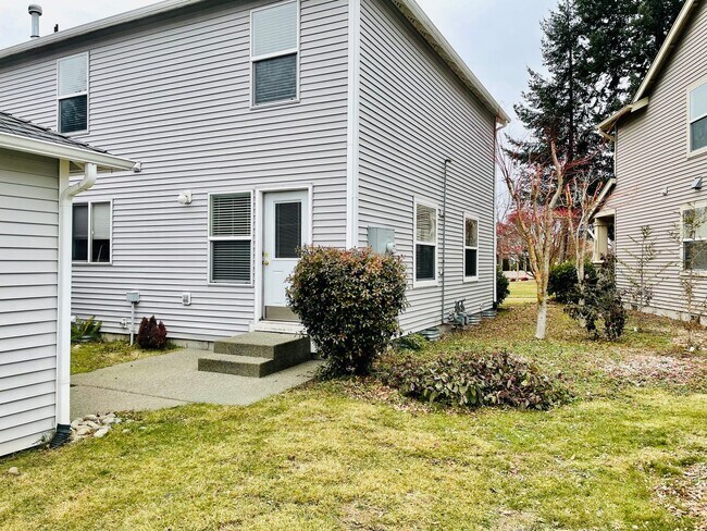 Building Photo - Delightful DuPont 3 Bedroom Townhouse