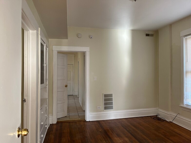 Living Room - 6714 S Justine St