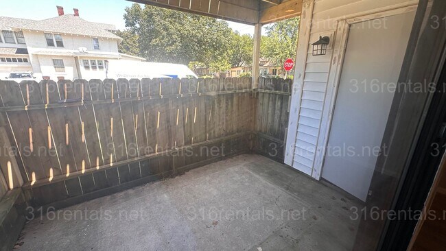 Building Photo - $925 - 2 bedroom 1 bath - Beautiful apartm...
