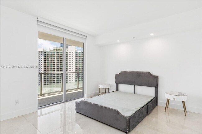 Building Photo - 1300 Brickell Bay Dr