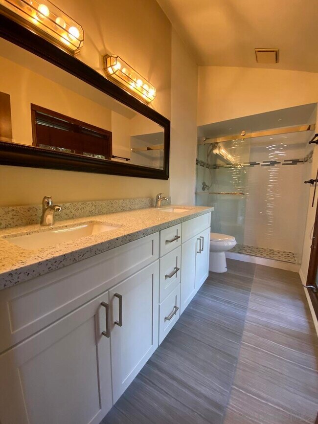Building Photo - 8642 Villa La Jolla Dr