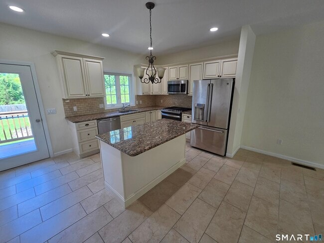 Building Photo - 10 Oak Meadows Dr