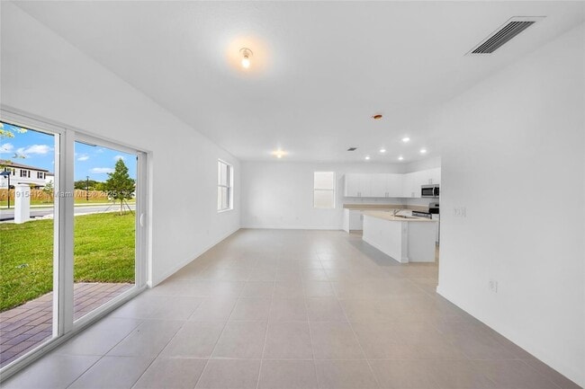 Building Photo - 2448 SE 27th Terrace