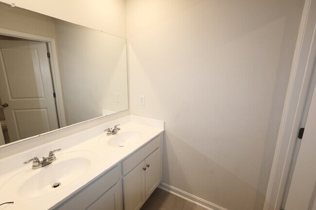 Building Photo - 7001 Batten Ct