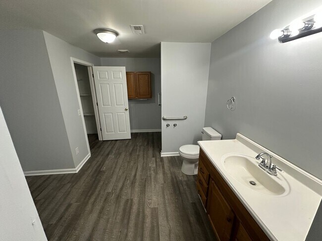 Building Photo - 4 Bedroom 3 Bathroom