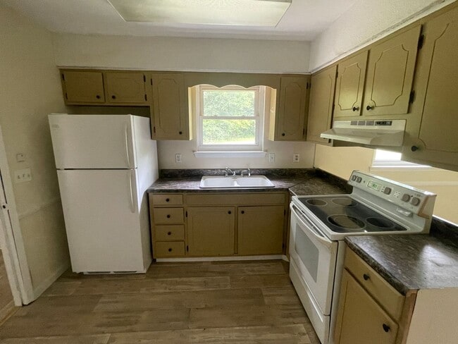 Building Photo - 346 Lancaster Rd