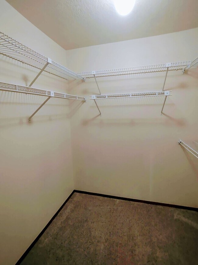 Building Photo - Spacious Downtown Townhome Available Now!