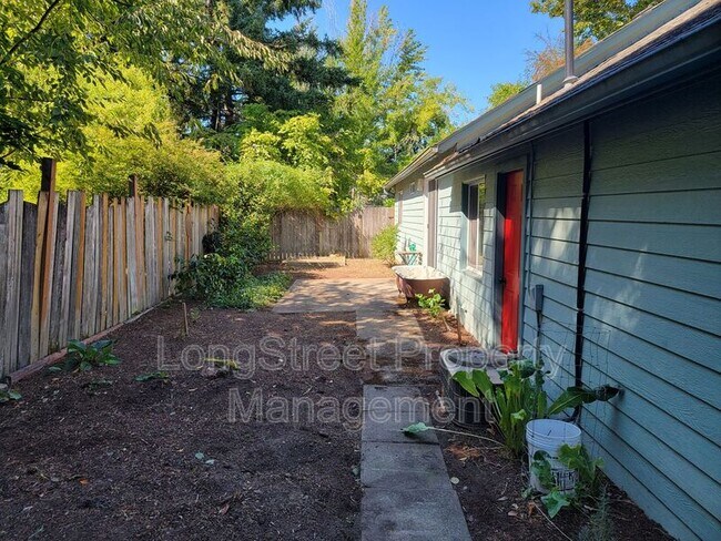 Building Photo - 780 SE Marion Ave