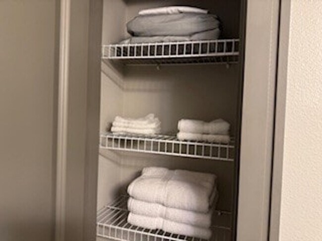 Building Photo - 300 Venue Wy