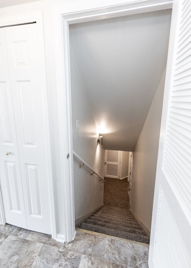 Building Photo - Newly Updated 4 Bed Home Centrally Located