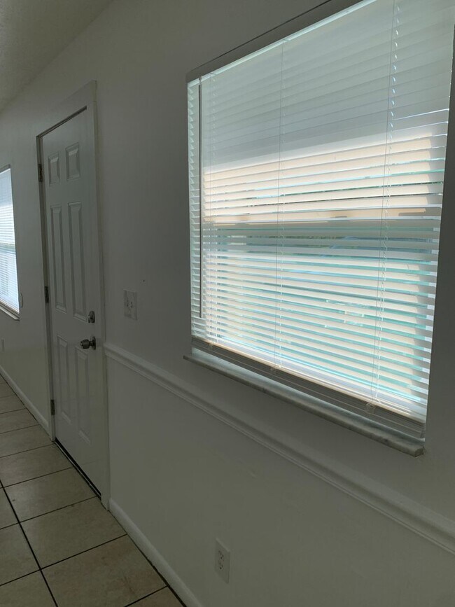 Building Photo - Vero Beach 2 Bedroom 1 Bath