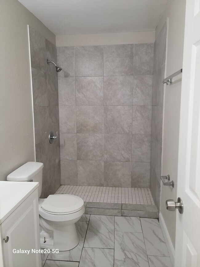 Building Photo - FOR RENT!! CUTE AND CHARMING 2 BEDROOM 1 B...